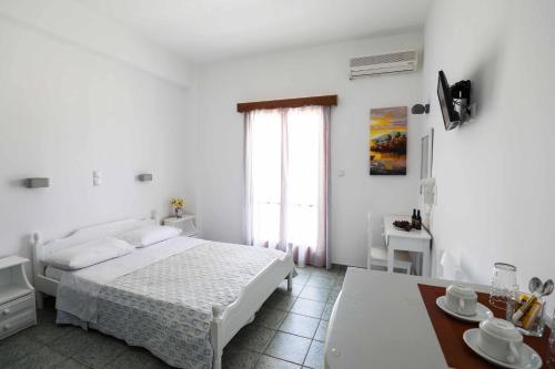 Ένα ή περισσότερα κρεβάτια σε δωμάτιο στο Finikas Santorini