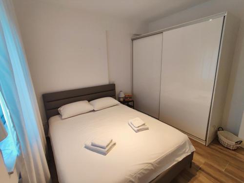 Un dormitorio con una cama con dos libros. en WSD Luxury Stylish 1BD Apt near Marina & Beach, en Atenas