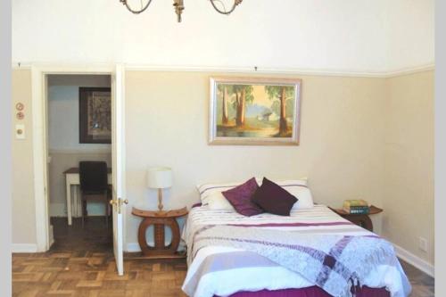 sypialnia z łóżkiem i obrazem na ścianie w obiekcie The Homestead - Simple Farm-Style Accommodation w mieście Port Alfred