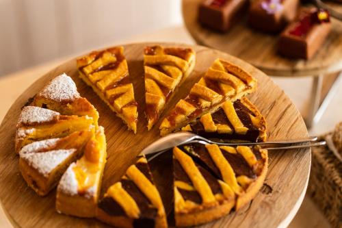 une assiette de gaufres et de pain avec une fourchette dans l'établissement Ca' del Moro Wine Retreat, à Grezzana