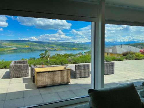 BeinwilにあるBelair Beinwil - B&Bの窓から湖の景色を望めます。