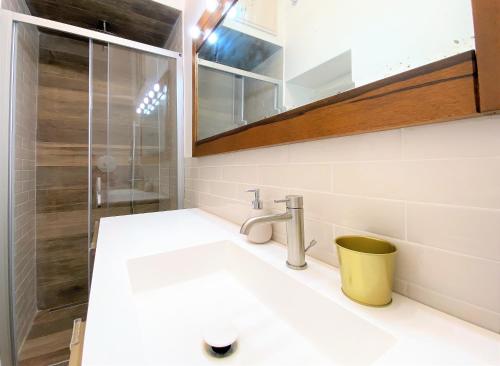 a bathroom with a sink and a shower at CAMPOREGIO 31- In Centro con Vista sul Duomo in Siena