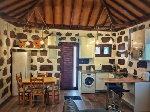 eine Küche und ein Esszimmer mit einem Tisch und Stühlen in der Unterkunft Casa Leon in Tejeda
