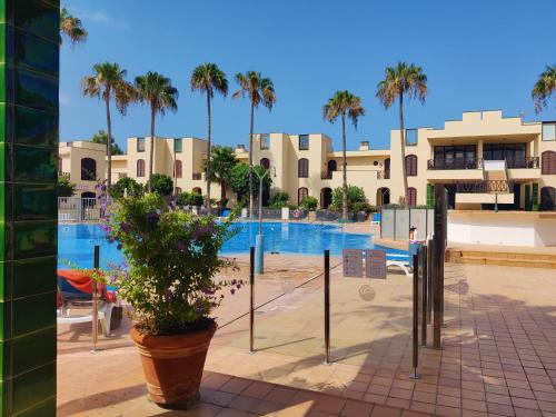 Bazén v ubytování TAGORO PARK Apartament by lAmOnDaos nebo v jeho okolí