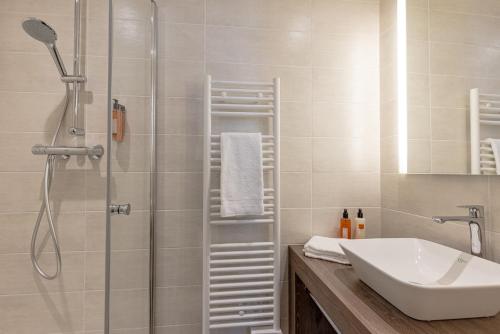 y baño con ducha y lavamanos. en Hôtel du Lac de Madine - Maison DRAPIER, en Heudicourt-sous-les-Côtes