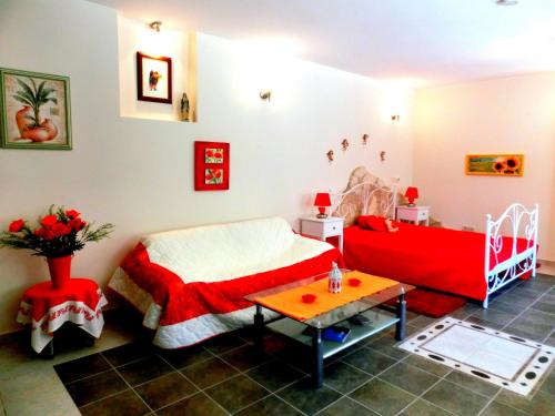 ein Wohnzimmer mit einem Bett und einem Tisch in der Unterkunft Holiday Home Villa Bella in Vrsar