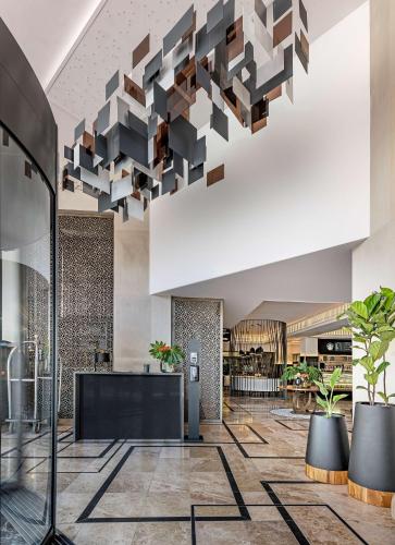 a lobby with a large chandelier hanging from the ceiling at Hyatt Regency Cape Town in Cape Town