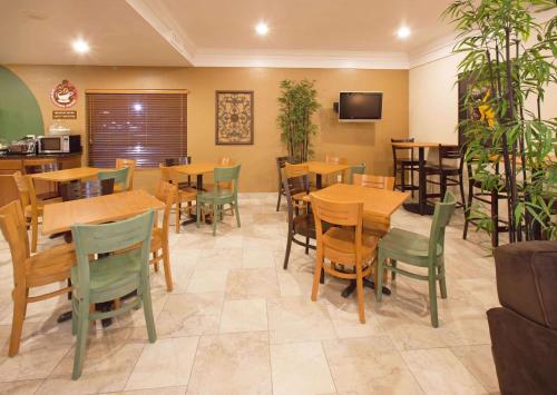 AmericInn by Wyndham Johnston Des Moinesにあるテレビまたはエンターテインメントセンター