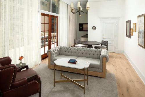 Area tempat duduk di The Driskill, in The Unbound Collection by Hyatt