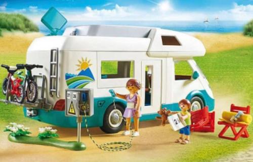 een speelgoedcaravan met twee kinderen die ervoor staan bij camping aviator, numai TEREN, campare pentru rulote autorulote PERSONALE, Campingul nu are rulote !!! Busteni in Buşteni