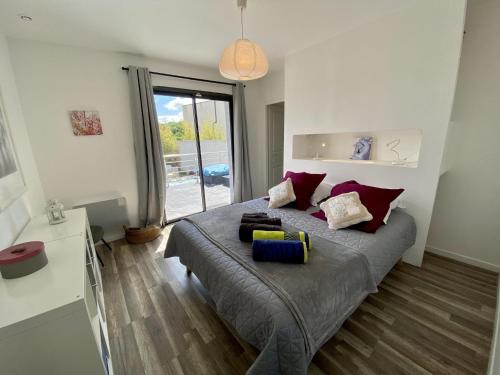 une chambre avec un lit avec des oreillers dessus dans l'établissement La Moulinière, à Pennautier