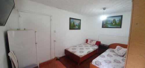 Cette petite chambre comprend un lit et une table. dans l'établissement Casa Pitaru, à Calafat