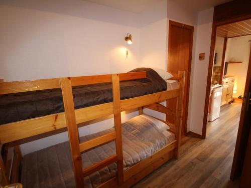 1 dormitorio con 2 literas en una habitación en Studio Les Saisies, 1 pièce, 4 personnes - FR-1-293-172, en Les Saisies