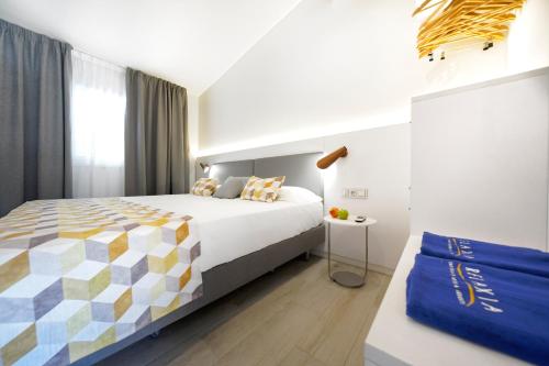 Habitación de hotel con cama y sofá en Relaxia Los Girasoles Bungalows, en Playa del Inglés