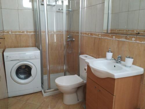 ein Badezimmer mit Toilette, Waschbecken und Waschmaschine in der Unterkunft Helios Studio Drago in Costa Del Silencio