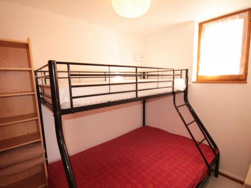 レ・セジーにあるAppartement Les Saisies, 2 pièces, 5 personnes - FR-1-293-196の赤いマットレスが備わるドミトリールームの二段ベッド1台分です。