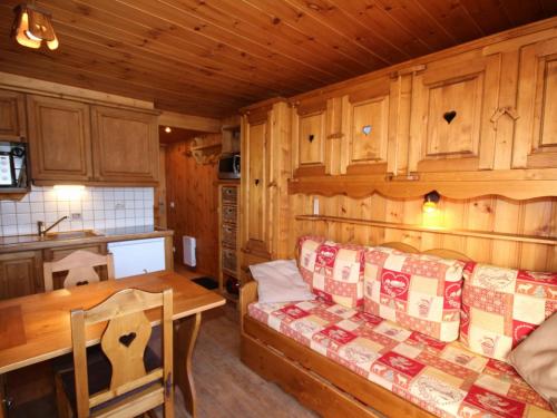 een woonkamer met een bank en een tafel in een hut bij Studio Hauteluce, 1 pièce, 2 personnes - FR-1-293-306 in Hauteluce