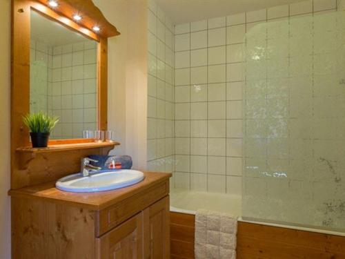 a bathroom with a sink and a shower with a mirror at Appartement Les Deux Alpes, 4 pièces, 10 personnes - FR-1-348-175 in Les Deux Alpes