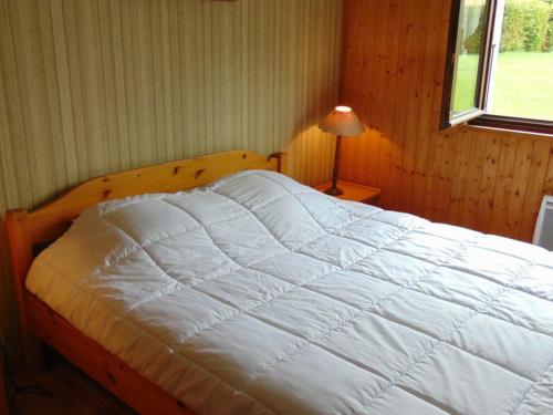 - une chambre avec un lit blanc et une fenêtre dans l'établissement Appartement Chamonix-Mont-Blanc, 3 pièces, 4 personnes - FR-1-517-38, à Chamonix-Mont-Blanc