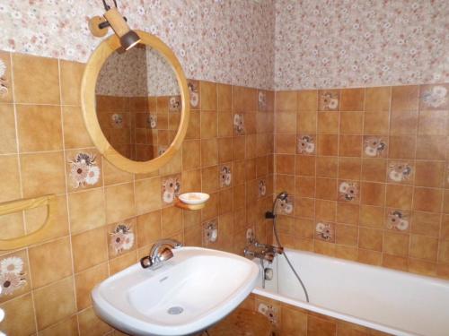 La salle de bains est pourvue d'un lavabo, d'un miroir et d'une baignoire. dans l'établissement Appartement Chamonix-Mont-Blanc, 3 pièces, 4 personnes - FR-1-517-38, à Chamonix-Mont-Blanc