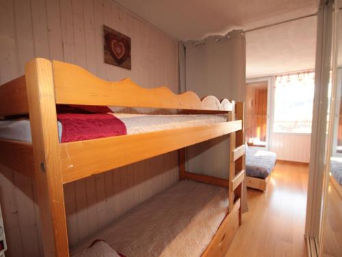 レ・セジーにあるAppartement Les Saisies, 2 pièces, 6 personnes - FR-1-293-219の二段ベッド2組が備わる二段ベッド付きの客室です。