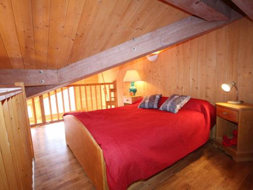 オトリュスにあるAppartement Hauteluce, 2 pièces, 5 personnes - FR-1-293-236の木製の壁のベッドルーム1室(赤いベッド1台付)