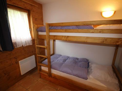 sypialnia z 2 łóżkami piętrowymi w kabinie w obiekcie Appartement Villard-sur-Doron, 3 pièces, 6 personnes - FR-1-293-254 w mieście Villard-sur-Doron