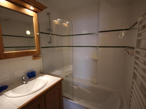 y baño con lavabo, ducha y bañera. en Appartement Villard-sur-Doron, 3 pièces, 6 personnes - FR-1-293-254 en Villard-sur-Doron