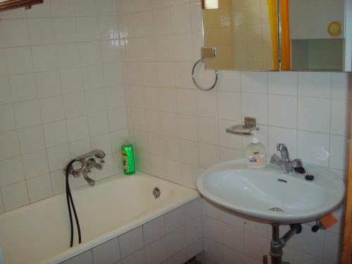 W łazience znajduje się umywalka i wanna. w obiekcie Holiday Home Pine Villa w Pakoštane