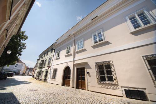 Smile Apartments Art Collection Stein