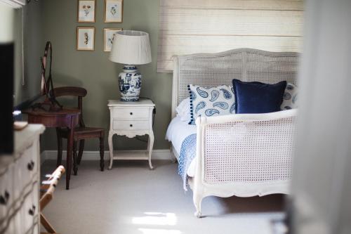 una camera con letto e tavolo con lampada di The George Inn a Barford Saint Michael