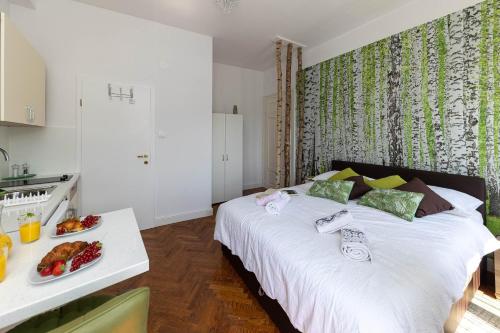 ein Schlafzimmer mit einem Bett mit einem Teller Essen drauf in der Unterkunft Apartmani Kaiserin in Crikvenica