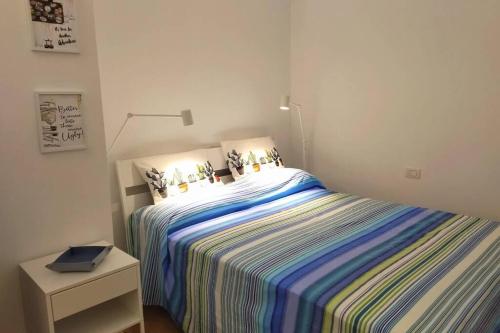Un pat sau paturi într-o cameră la CasaViva - Beautiful Bilo with shared pool in Genova Nervi