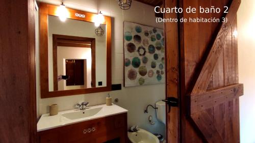 a bathroom with a sink and a mirror at Casa do Médico in Presqueira