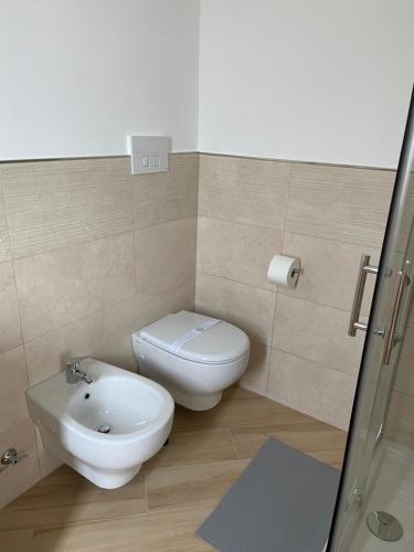 a bathroom with a toilet and a sink at Monte Roraima in Scalea