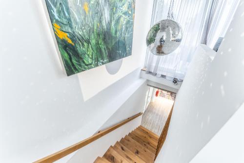 een trap in een huis met een schilderij aan de muur bij Smile Apartments “Art Collection“ in Krems an der Donau