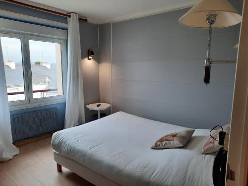 TheixにあるHôtel des îlesのベッドルーム1室(ベッド1台、大きな窓付)
