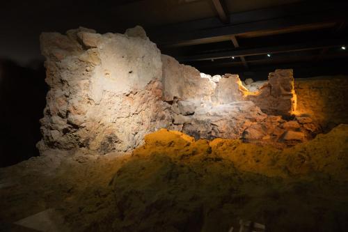 a cave with a stone wall in the dark at Ferraria XVI FLH Hotels Lisboa in Lisbon