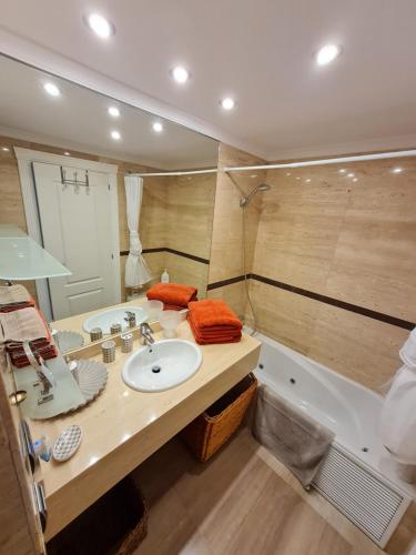 łazienka z umywalką i wanną w obiekcie Apartamento de lujo en La Isla del Fraile w mieście Águilas