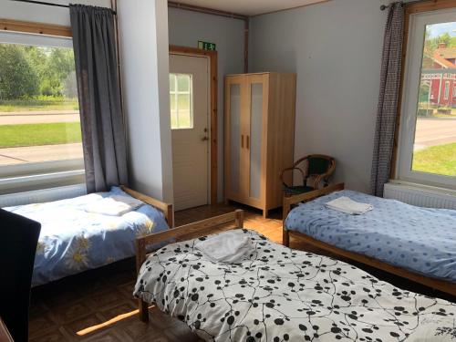 a room with two beds and a window at Målerås B&B Guesthouse in Målerås