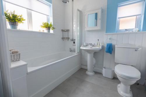 uma casa de banho com uma banheira, um WC e um lavatório. em 'Sandy Bottom' Broadstairs by the beach em Broadstairs