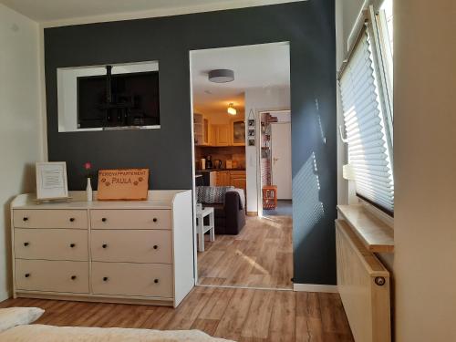 TV a/nebo společenská místnost v ubytování Ferienappartement Paula im Lausitzer Seenland