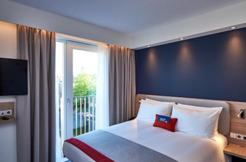 Кровать или кровати в номере Holiday Inn Express Amsterdam - City Hall by IHG