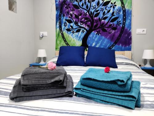 - un lit avec des serviettes et un arbre dans l'établissement La casa del abuelo Ángel, à Lugo