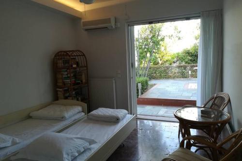 Katil atau katil-katil dalam bilik di Pine tree beachfront villa