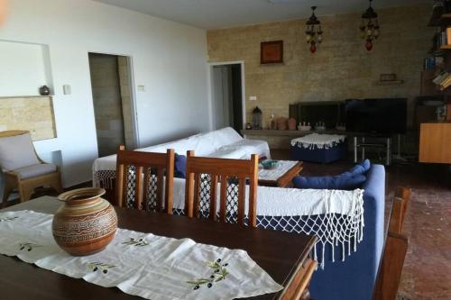 Postel nebo postele na pokoji v ubytování Pine tree beachfront villa