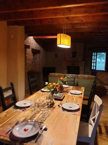 une table en bois avec des assiettes et des verres à vin dessus dans l'établissement Vacances à la campagne, à Varen