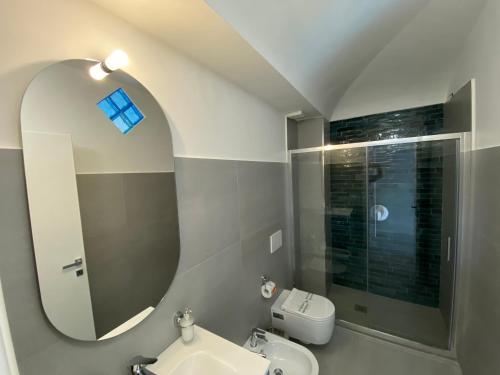 W łazience znajduje się umywalka i lustro. w obiekcie Clipper Suite w mieście Ischia