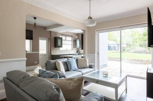 Gallery image of The Cumbria House 5 bedroom House Stay in London
