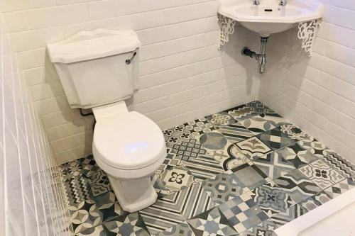 een badkamer met een toilet en een wastafel bij Eden Cottage in Lisburn